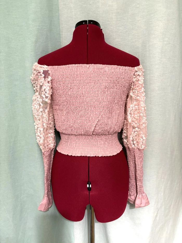 Petit haut rose avec fleurs cousues, resseré à la taille et aux poignets S/M - photo numéro 4