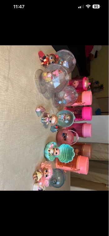 Lot figurines et accessoires poupée LOL