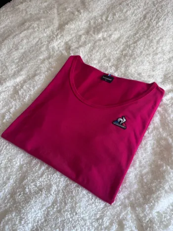 T-shirt fuchsia Le Coq Sportif – Taille M – Coupe féminine & dynamique