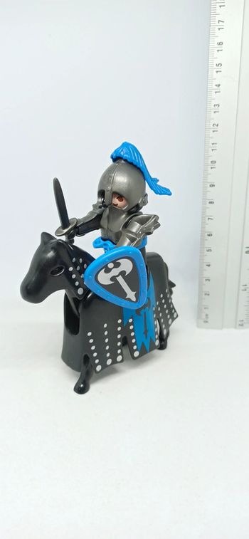 Homme chevalier avec cheval et son armure noire playmobil