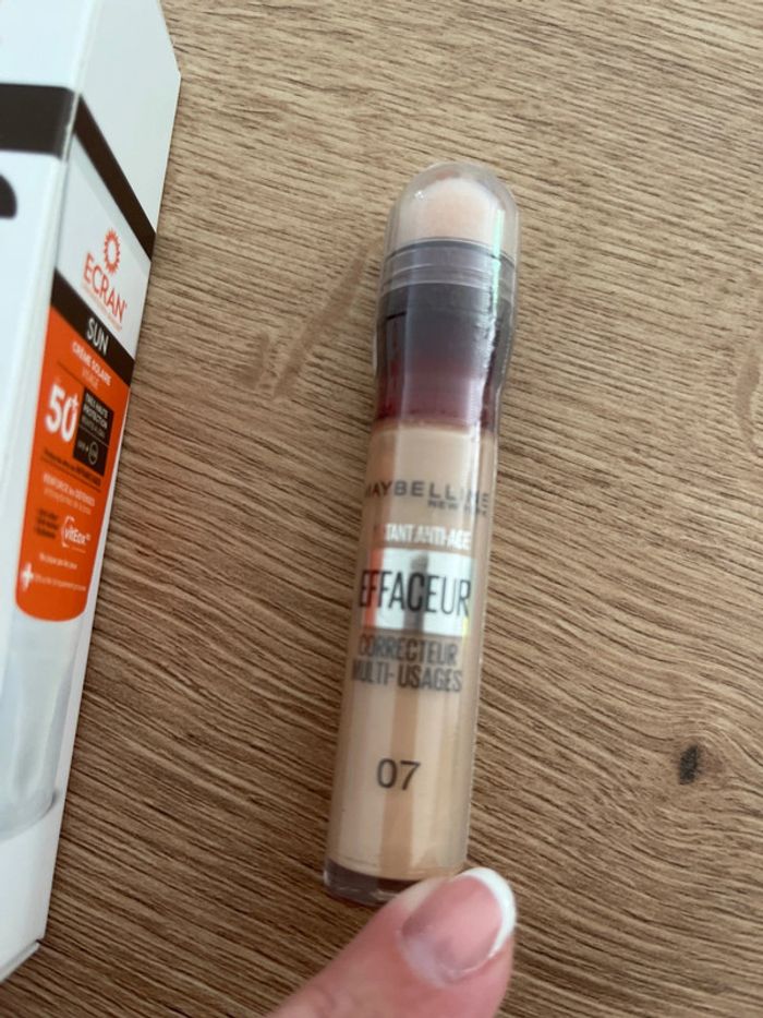Crème solaire visage + correcteur - photo numéro 3