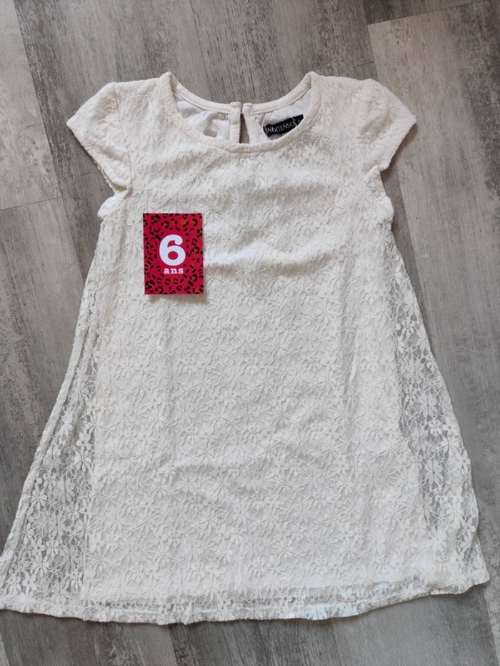 Robe dentelle 6A