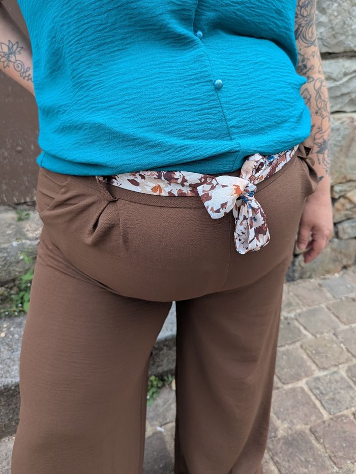 Pantalon fluide Gênes chocolat, jambes larges
Taille unique Curvy - photo numéro 3