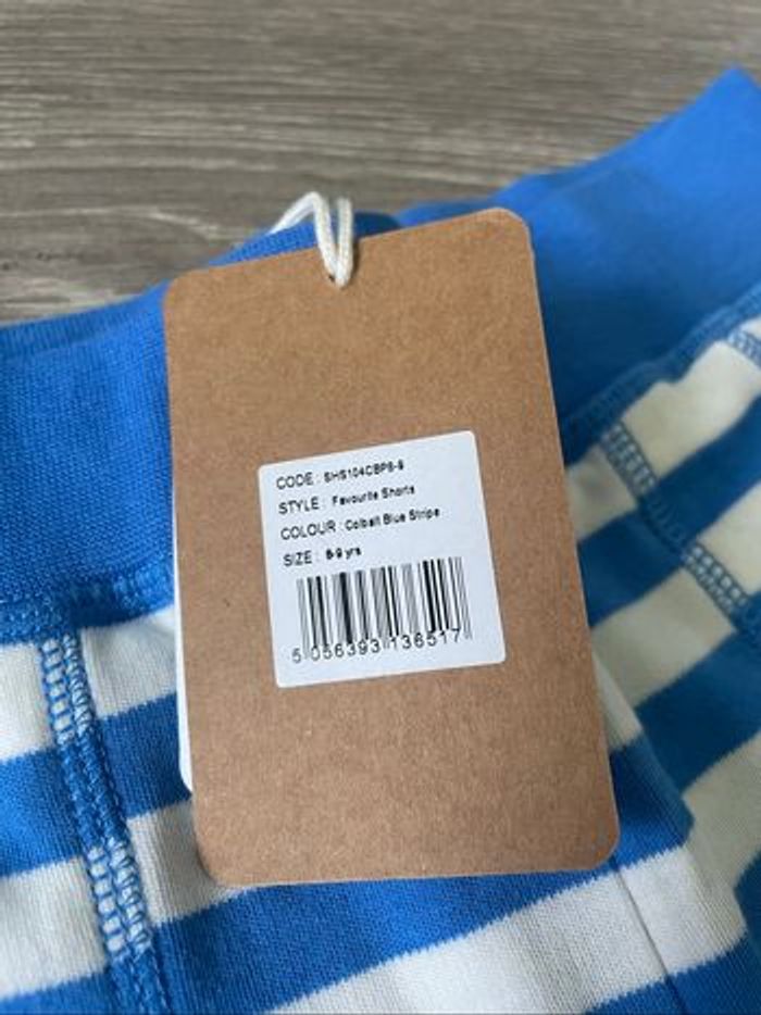 Pantalon de la marque Frugi modèle Favourite Shorts Coloris Cobalt Blue Stripe taille 8/9 ans Neuf Neuf étiqueté - photo numéro 2