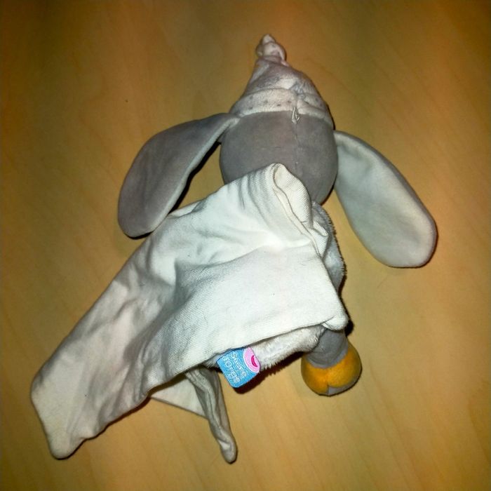 Doudou lapin avec bonnet gris, blanc, jaune et mouchoir blanc sucre d'orge - photo numéro 2