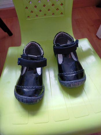 Jolies chaussures vernies taille 20