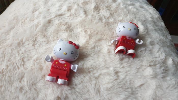 2 figurine hello kitty