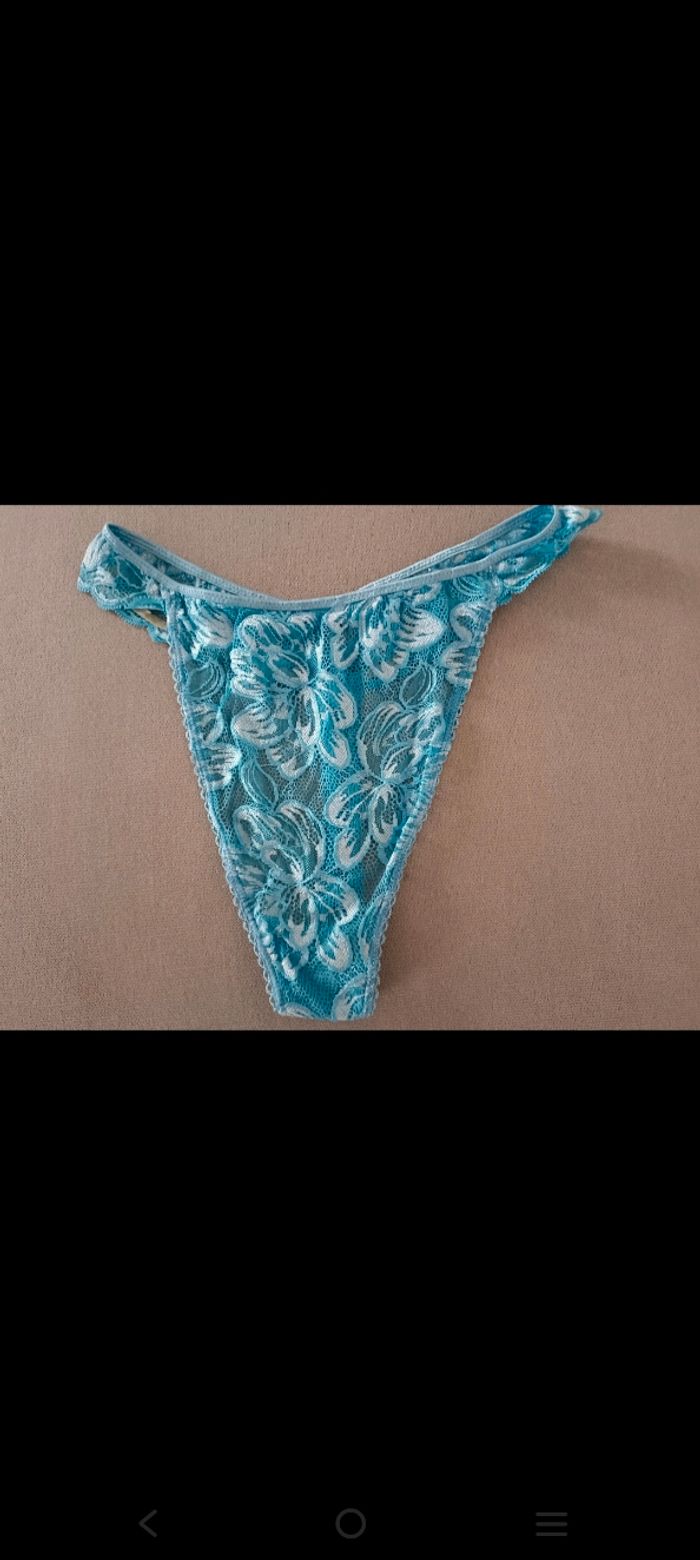 Tanga bleu pâle fleuri