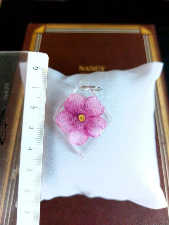 Magnifique pendentif en résine avec fleur rose - photo numéro 3