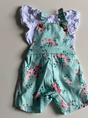 Très joli ensemble tee shirt blanc et salopette verte à fleurs