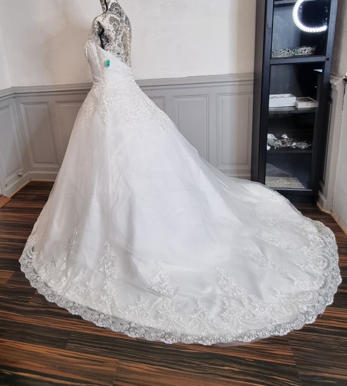 robe de mariee princesse dentelle avec traine Taille 52 - photo numéro 2