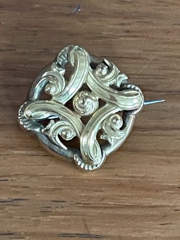 Broche vintage en métal doré