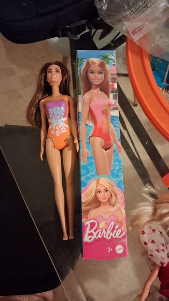 Lots 2 barbies 