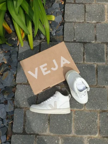 Veja V15 Leather Extra White