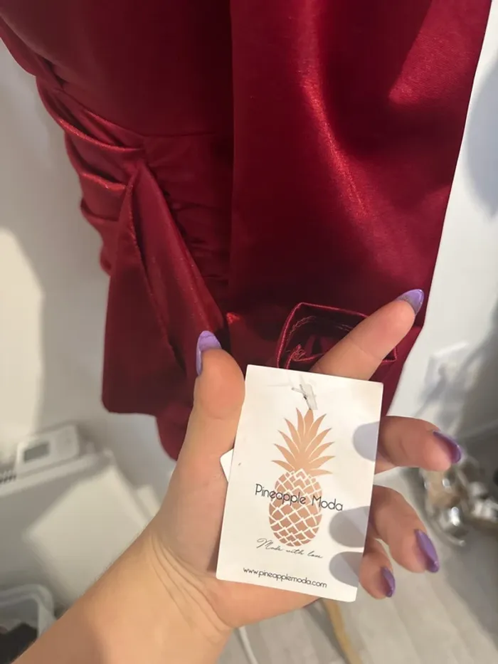 Robe femme rouge satinée - Taille S/M - Pineapple Moda - Neuve avec étiquette - photo numéro 6
