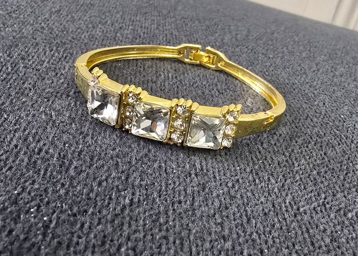 Bracelet jonc en métal doré avec grosse pierre blanche - photo numéro 5