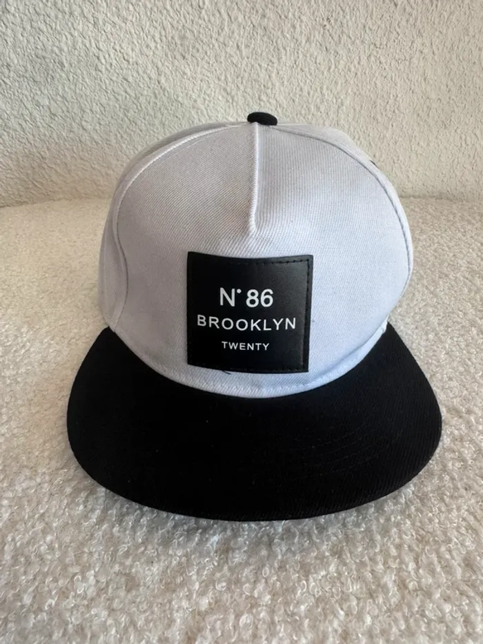 Casquette N°86 Brooklyn Twenty  – Snapback noir & blanc – Taille unique réglable