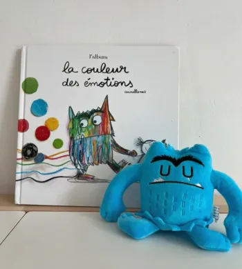 Peluche Émotion Tristesse – La Couleur des Émotions  Neuve