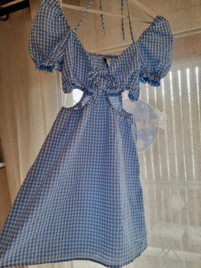 Robe courte ouverte sur le côté - photo numéro 2