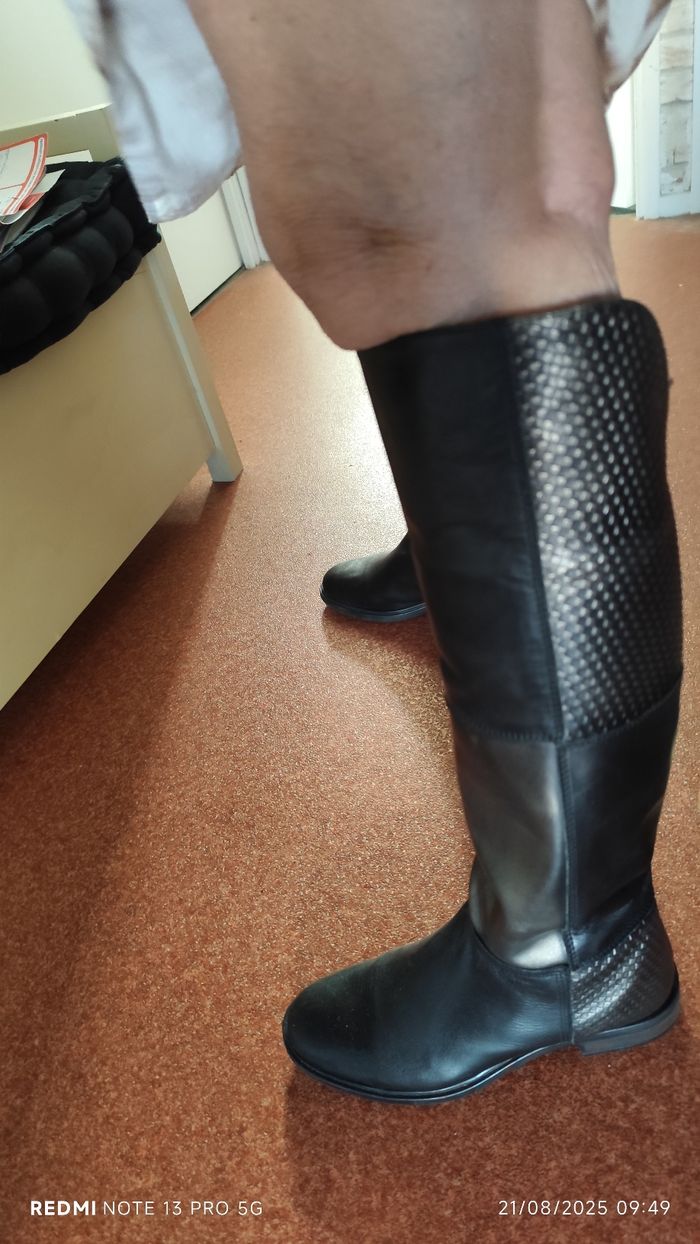 Paire de bottes noires et cuivré