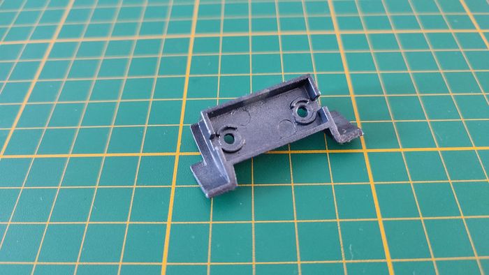 Fixation capot avant pièce détachée miniature Peugeot 307 CC Solido 1/18 1/18e 1/18eme #B71 - photo numéro 2