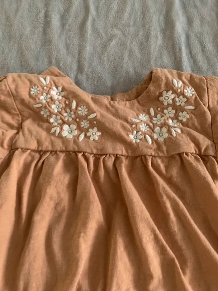 T-shirt bébé coton brodée fleurs couleur caramel - photo numéro 2