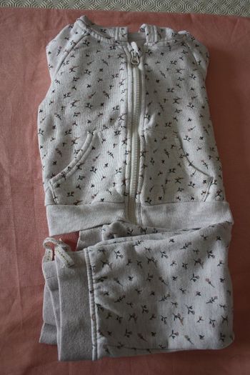 Survêtement haut + bas coloris beige à petites fleurs en 18-24 mois de Primark