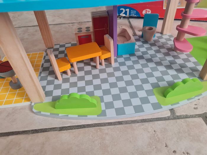 Maison en bois avec personnage comme neuve - photo numéro 4