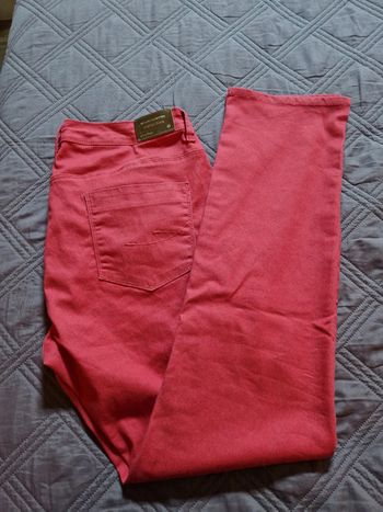 Pantalon jean de couleur rouge neuf
