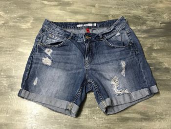 Short jeans bleu, modèle à trous