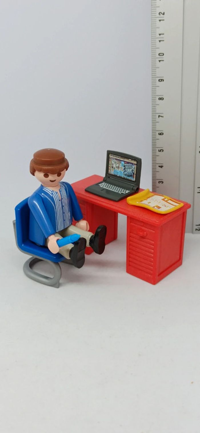 Homme avec bureau rouge et accessoires playmobil - photo numéro 2