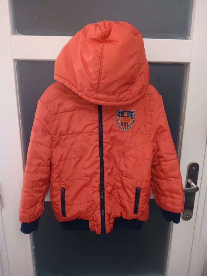 Manteau 8 ans orange à capuche avec écusson sport