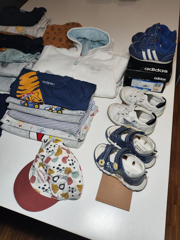 Lot vêtements enfant bébé 18 mois - Veste hiver, body bodie, pyjamas, t-shirt, combinaison, pull, casquette, basket sandales chaussures, peignoir 12 18 24 - photo numéro 4