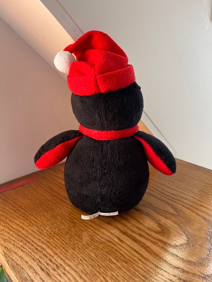 Peluche  pingouin de couleur noire , blanche rouge et orange . - photo numéro 3