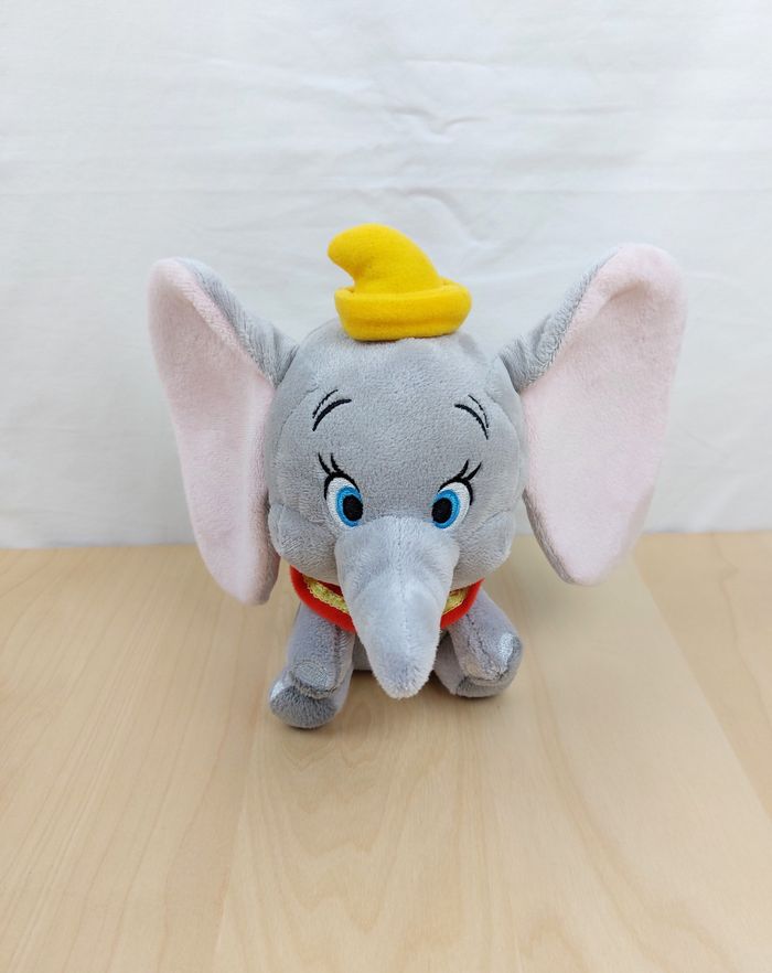 Peluche doudou éléphant DUMBO DISNEY 20 cm grosse tête TTBE - photo numéro 2