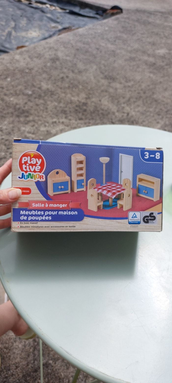 Petits meubles en bois pour maison de poupée - photo numéro 2