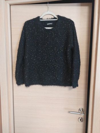 Pull noir poil long  et fil doré