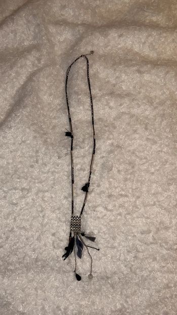 Collier noir et plumes