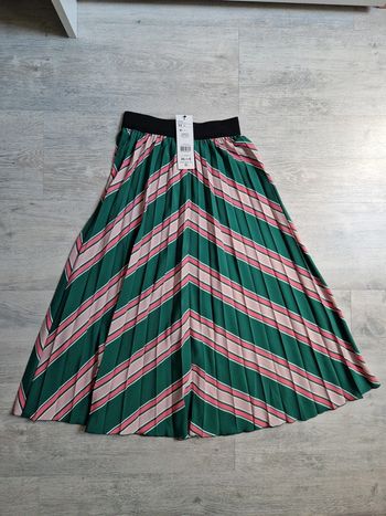 Jupe plissée mi-longue neuve avec étiquette Cache-cache XS plissée verte rose et blanche