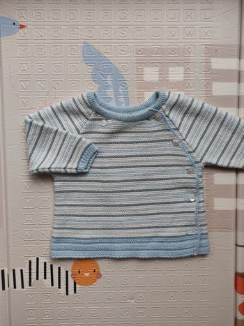Petit gilet tricoté bébé garçon 1 mois