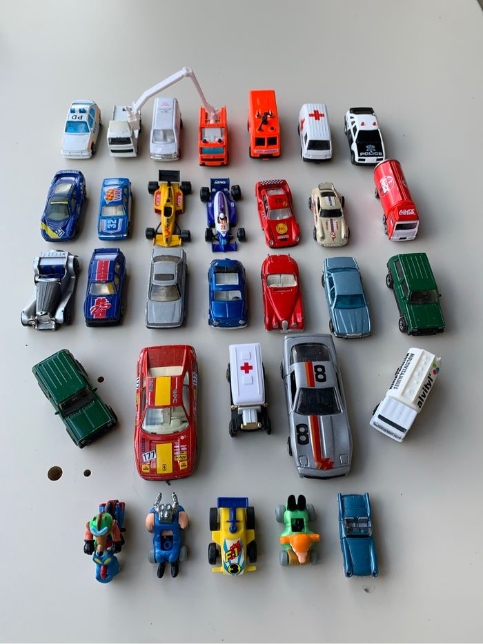Lot de 28 petites voitures et motos miniatures – Police, Formule 1, utilitaires, anciens modèles
