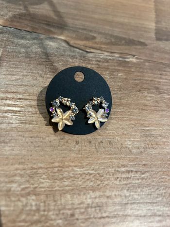 Boucles d’oreilles fleuries neuve