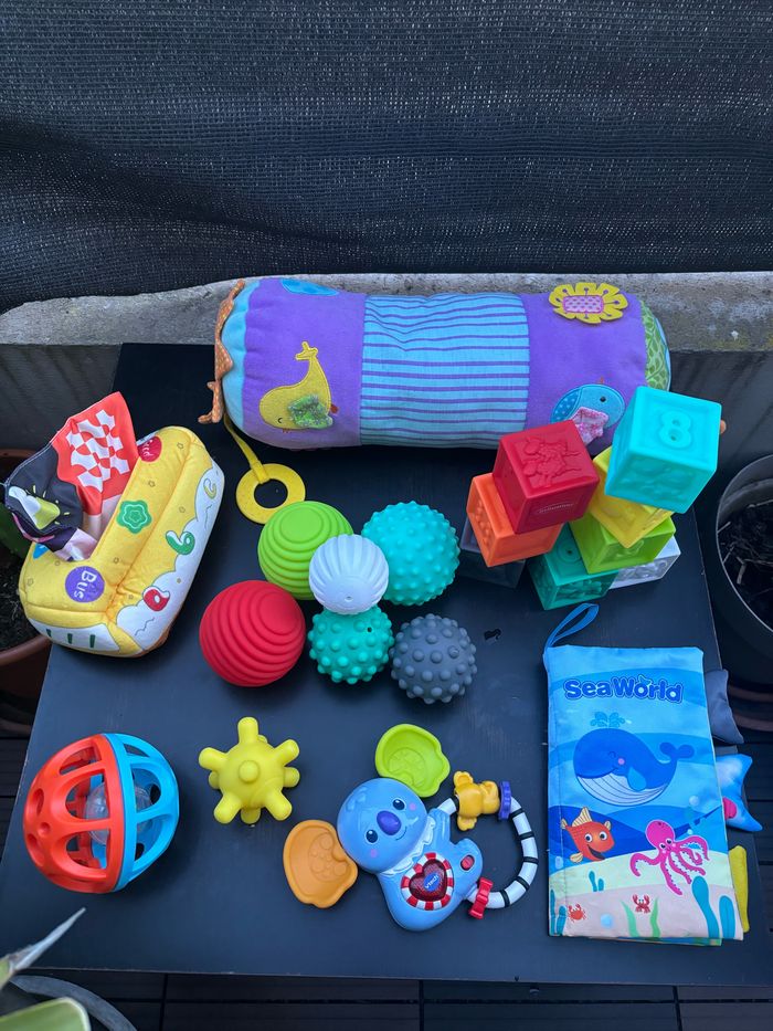 Lot de jeux d’éveil + coussin cylindrique ventral