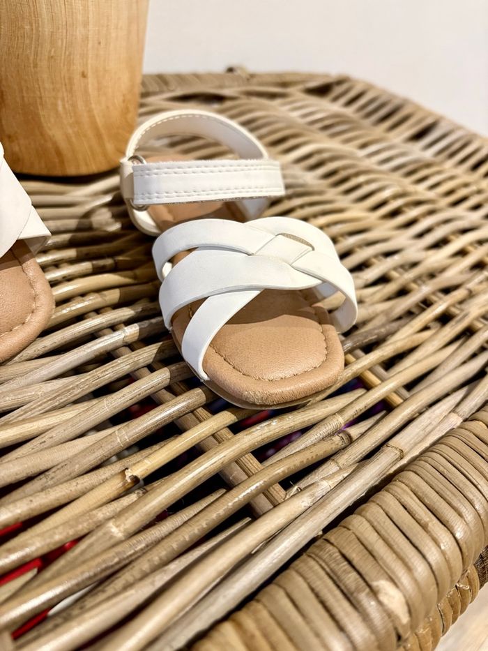 Sandales / nu pieds bébé fille pointure 23 - photo numéro 3