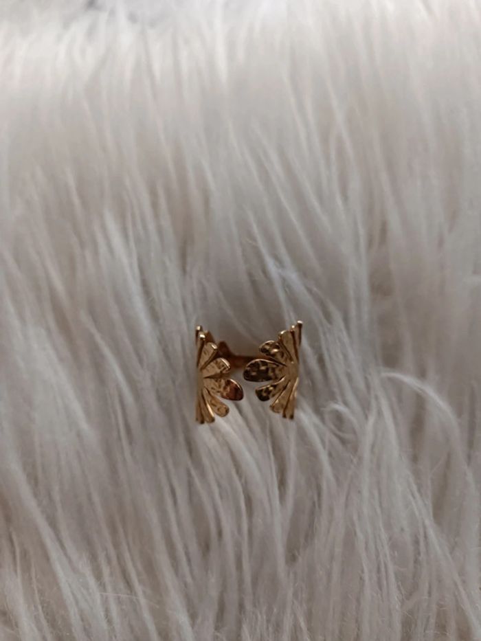Bague dorée martelé feuillage en acier inoxydable réglable Satine En très bon état - photo numéro 3