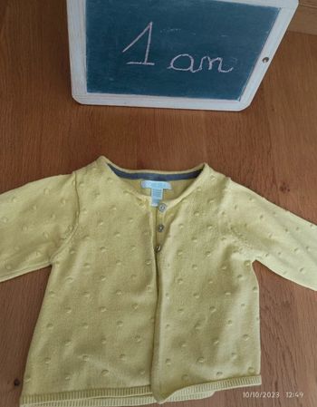 Gilet Obaibi taille 1 an en très bon état couleur vert anis