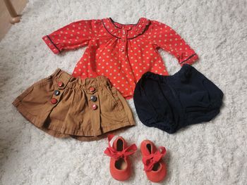 Lot vêtements (blouse + un short + un bloomer + une paire de chaussure)