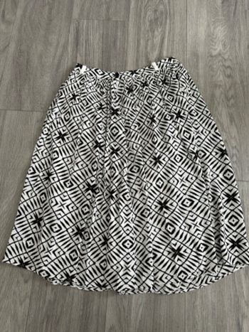 Jupe bariolée blanche et noire Un jour ailleurs UJA T38 M