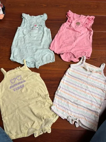 4 combishort bébé fille taille 9mois