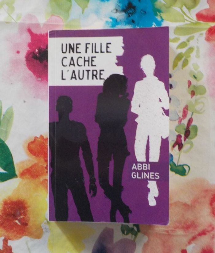 UNE FILLE CACHE L'AUTRE de Abbi GLINES Ed. France Loisirs Jeunesse